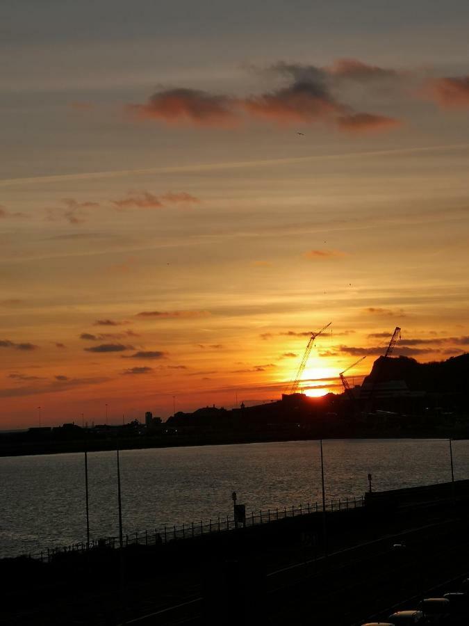Whole Flat Next To Dover Port With Parking Bagian luar foto